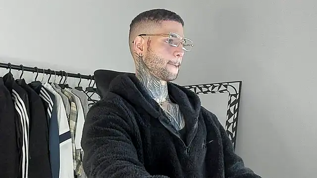 Snapshot of _jamesleandros1 chatting on 25, 11, 2025 jamesleandros1 online show from 25, 11, 2025