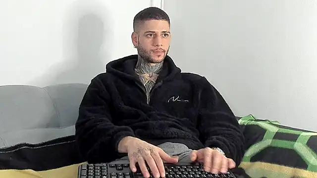 Snapshot of _jamesleandros1 chatting on 28, 11, 2025 jamesleandros1 online show from 28, 11, 2025