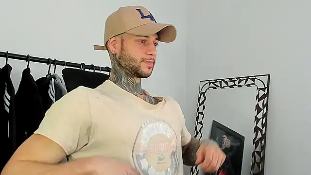 Snapshot of _jamesleandros1 chatting on 13, 12, 2025 jamesleandros1 online show from 13, 12, 2025