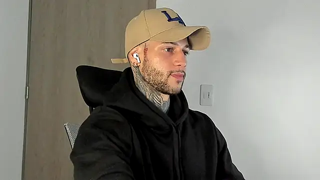 Snapshot of _jamesleandros1 chatting on 22, 12, 2025 jamesleandros1 online show from 22, 12, 2025