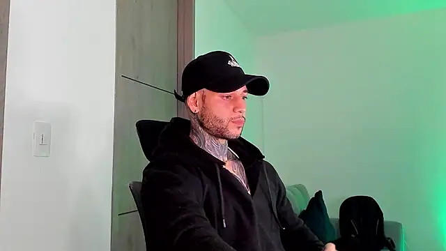 Snapshot of _jamesleandros1 chatting on 1, 4, 2026 jamesleandros1 online show from 1, 4, 2026