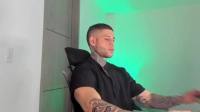 Snapshot of _jamesleandros1 chatting on 21, 4, 2026 jamesleandros1 online show from 21, 4, 2026