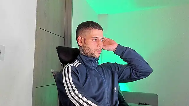 Snapshot of _jamesleandros1 chatting on 23, 4, 2026 jamesleandros1 online show from 23, 4, 2026