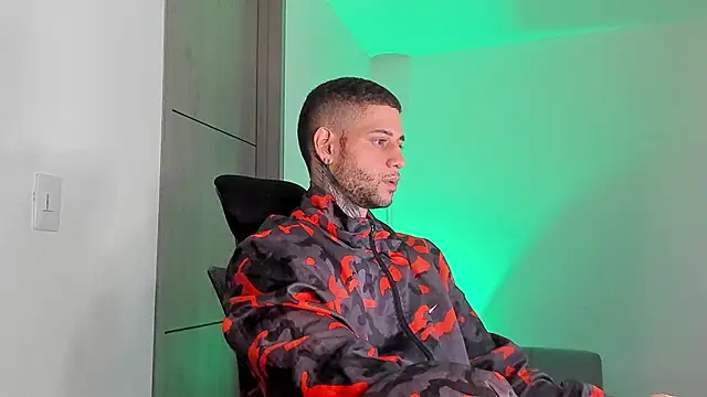 Snapshot of _jamesleandros1 chatting on 25, 4, 2026 jamesleandros1 online show from 25, 4, 2026