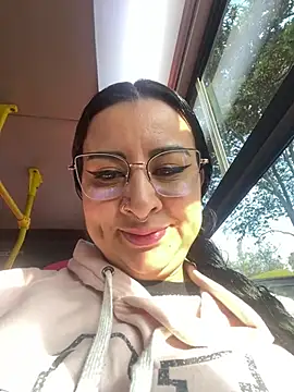 Abril Luv online show from 3, 3, 2025