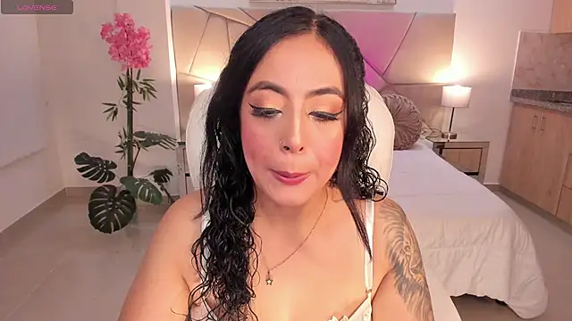 Snapshot of kim_thompson_1 chatting on 5, 11, 2025 kim thompson 1 online show from 5, 11, 2025