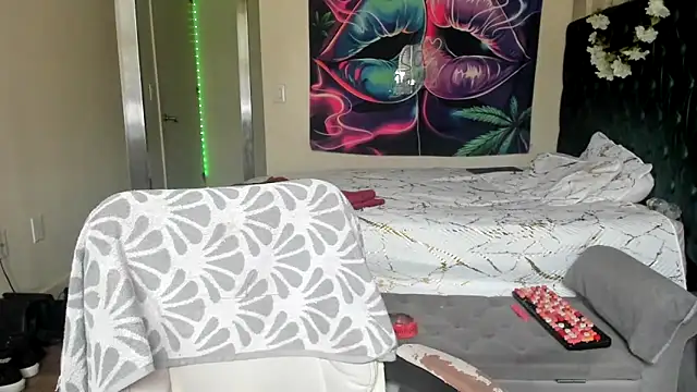 Snapshot of YasmineMinaj chatting on 4, 4, 2026 YasmineMinaj online show from 4, 4, 2026