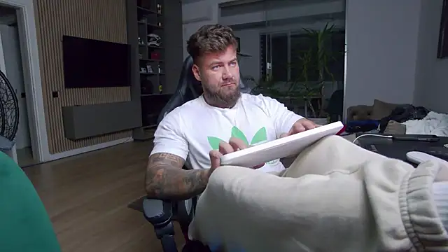 Snapshot of UbbeViking chatting on 3, 2, 2025 UbbeViking online show from 3, 2, 2025