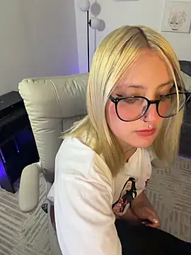 Snapshot of Megan_lu2 chatting on 22, 4, 2026 Megan lu2 online show from 22, 4, 2026