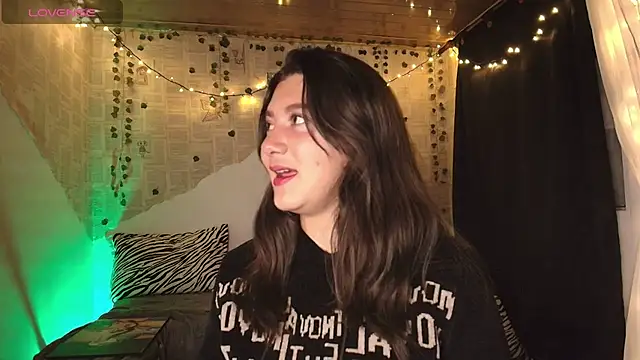 Snapshot of kisstarxxx chatting on 18, 10, 2025 kisstarxxx online show from 18, 10, 2025