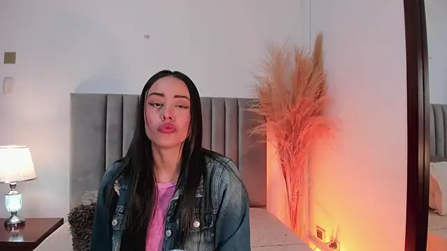 NoraDasilva online show from 19, 2, 2025