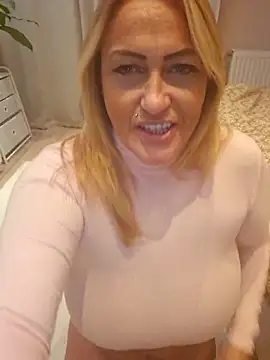 Isabellaa04 online show from 29, 10, 2025