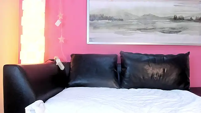 Tiffanysurez  online show from 13, 9, 2025