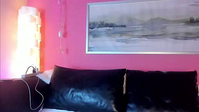 Tiffanysurez  online show from 2, 12, 2025