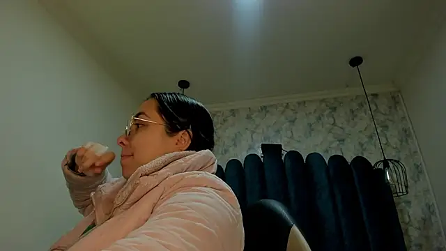 nalalye cruzz  online show from 6, 11, 2025