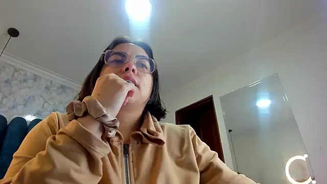 nalalye cruzz  online show from 15, 4, 2026