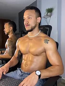 Snapshot of ARON_TAYLER01 chatting on 12, 1, 2025 ARON TAYLER01 online show from 12, 1, 2025