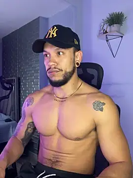 Snapshot of ARON_TAYLER01 chatting on 28, 10, 2025 ARON TAYLER01 online show from 28, 10, 2025