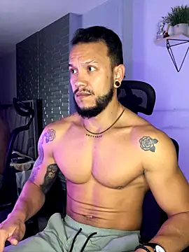 Snapshot of ARON_TAYLER01 chatting on 11, 11, 2025 ARON TAYLER01 online show from 11, 11, 2025