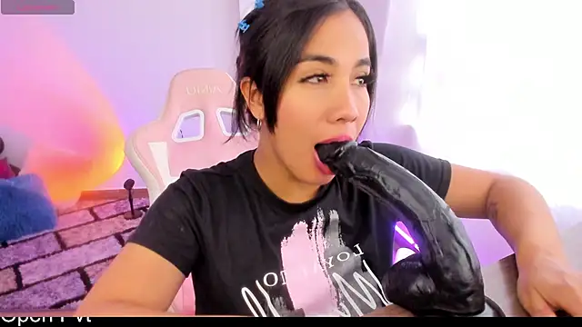 Snapshot of KAROLIVONNE chatting on 4, 12, 2024 KAROLIVONNE online show from 4, 12, 2024