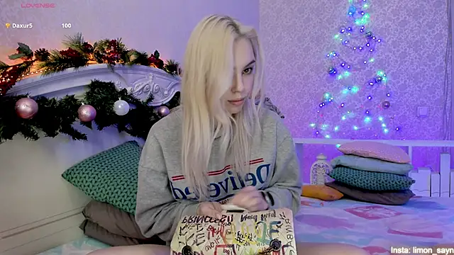 Snapshot of LillyMoure_ chatting on 10, 12, 2024 LillyMoure online show from 10, 12, 2024