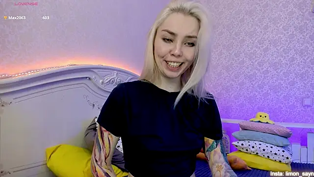 Snapshot of LillyMoure_ chatting on 19, 1, 2025 LillyMoure online show from 19, 1, 2025