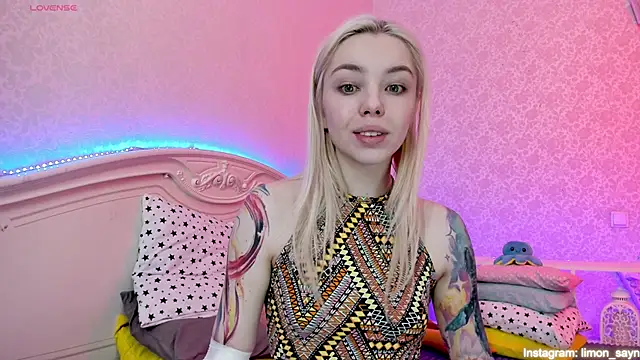 Snapshot of LillyMoure_ chatting on 2, 2, 2025 LillyMoure online show from 2, 2, 2025