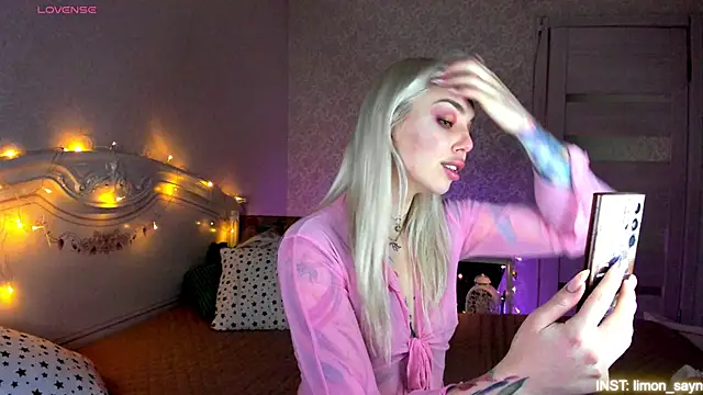 LillyMoure  online show from 12, 4, 2026