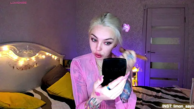 Snapshot of LillyMoure_ chatting on 18, 6, 2026 LillyMoure online show from 18, 6, 2026