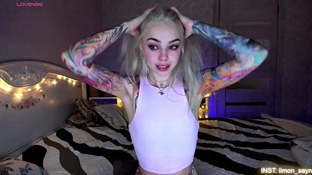 Snapshot of LillyMoure_ chatting on 18, 7, 2026 LillyMoure online show from 18, 7, 2026