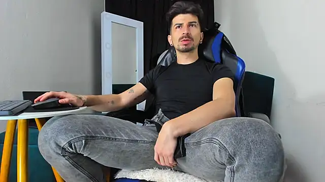 Snapshot of LiamCossio_ chatting on 10, 1, 2025 LiamCossio  online show from 10, 1, 2025