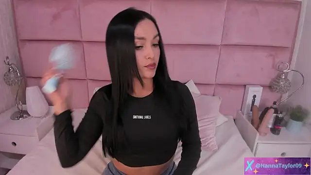 Snapshot of HannaTaylor chatting on 7, 10, 2025 HannaTaylor online show from 7, 10, 2025