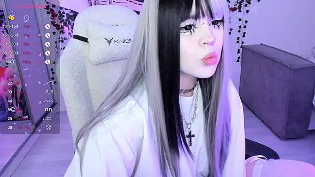 Snapshot of SelenaCute chatting on 10, 11, 2025 SelenaCute online show from 10, 11, 2025