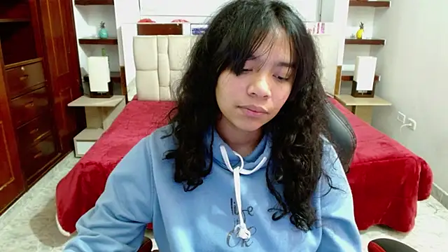 Snapshot of laureentt_ chatting on 12, 3, 2025 laureentt online show from 12, 3, 2025
