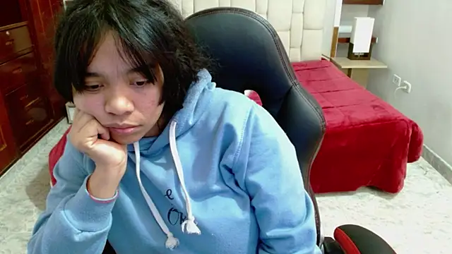 Snapshot of laureentt_ chatting on 12, 3, 2025 laureentt online show from 12, 3, 2025