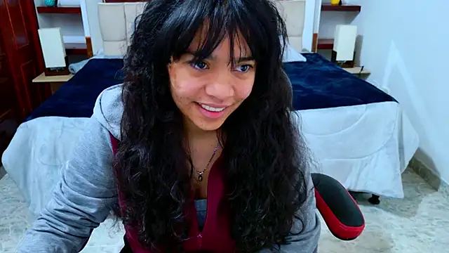Snapshot of laureentt_ chatting on 18, 10, 2025 laureentt online show from 18, 10, 2025