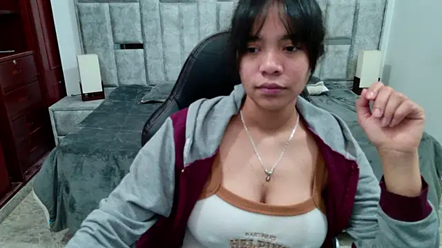 Snapshot of laureentt_ chatting on 8, 6, 2026 laureentt online show from 8, 6, 2026