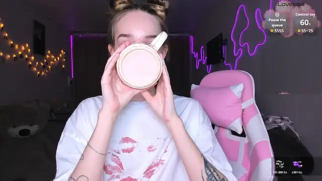 Snapshot of MoonDust chatting on 19, 3, 2026 MoonDust online show from 19, 3, 2026