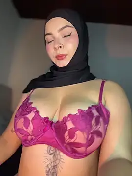 Snapshot of aneesa_darzi chatting on 15, 5, 2026 aneesa darzi online show from 15, 5, 2026
