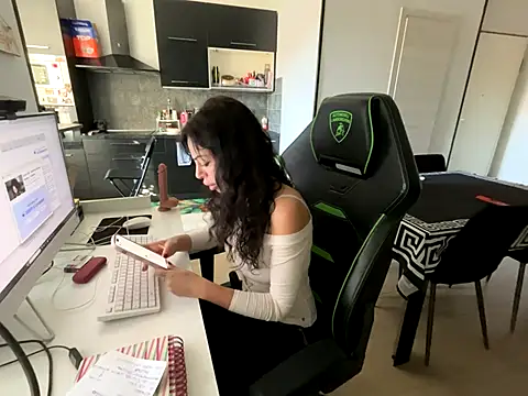 Chloe Ricci online show from 10, 11, 2025