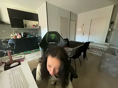 Chloe Ricci online show from 12, 11, 2025