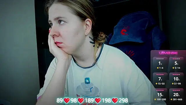 Snapshot of Olivia_Munk chatting on 4, 11, 2025 Olivia Munk online show from 4, 11, 2025