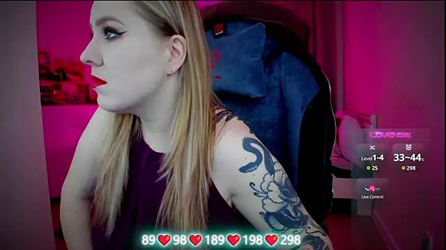 Snapshot of Olivia_Munk chatting on 11, 11, 2025 Olivia Munk online show from 11, 11, 2025