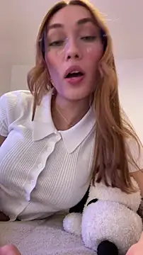 Snapshot of MichelleFerry_ chatting on 14, 11, 2025 MichelleFerry online show from 14, 11, 2025