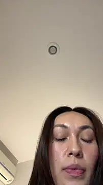 Snapshot of MichelleFerry_ chatting on 14, 12, 2025 MichelleFerry online show from 14, 12, 2025