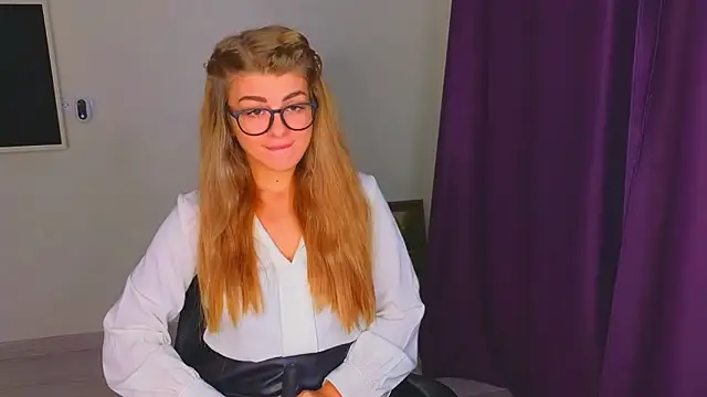 Snapshot of _comefeelme_ chatting on 8, 11, 2025 comefeelme online show from 8, 11, 2025