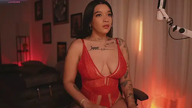 Snapshot of HannahW_ chatting on 4, 4, 2026 HannahW online show from 4, 4, 2026