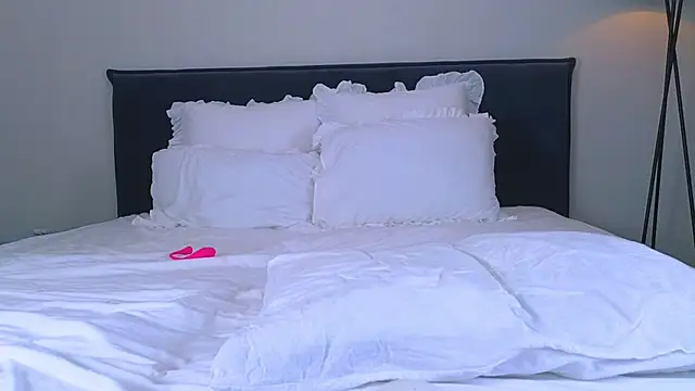 Snapshot of NicoleMarani chatting on 9, 10, 2025 NicoleMarani online show from 9, 10, 2025