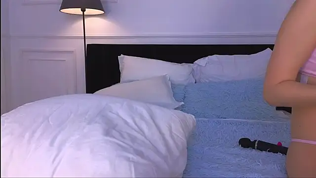 Snapshot of NicoleMarani chatting on 5, 12, 2025 NicoleMarani online show from 5, 12, 2025