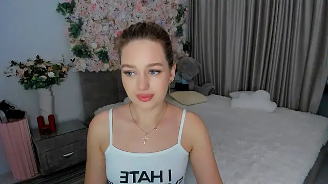 Snapshot of MiracleCurly chatting on 1, 10, 2025 MiracleCurly online show from 1, 10, 2025